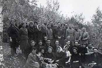 Михаил Девятаев вместе с учителями Большешемякинской школы